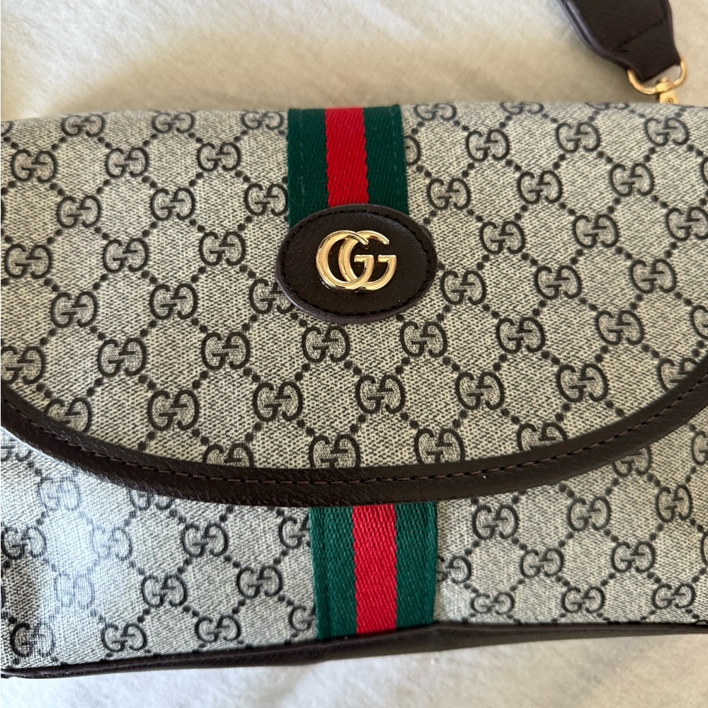 Gucci Women's Beige and Green Crossbody Bag 💼 ❤️‍🔥 - Picture 4 of 7